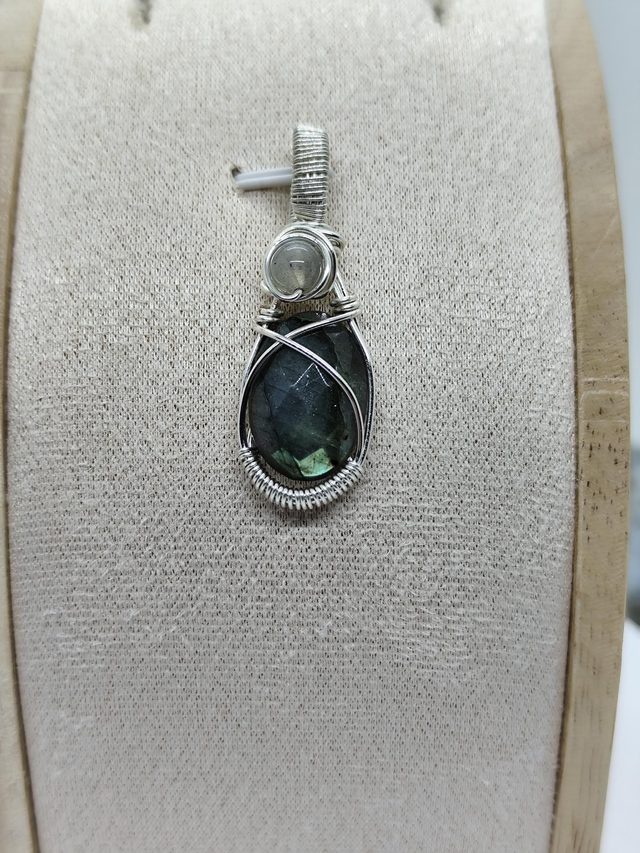 Labradorite facetté avec perle en Labradorite clair 