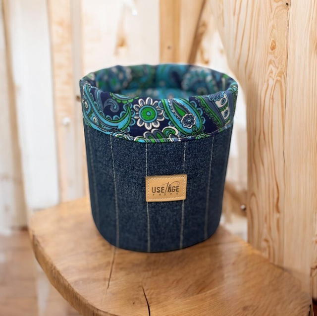 Panière ronde en jean matelassé & tissu vintage – Pièce unique