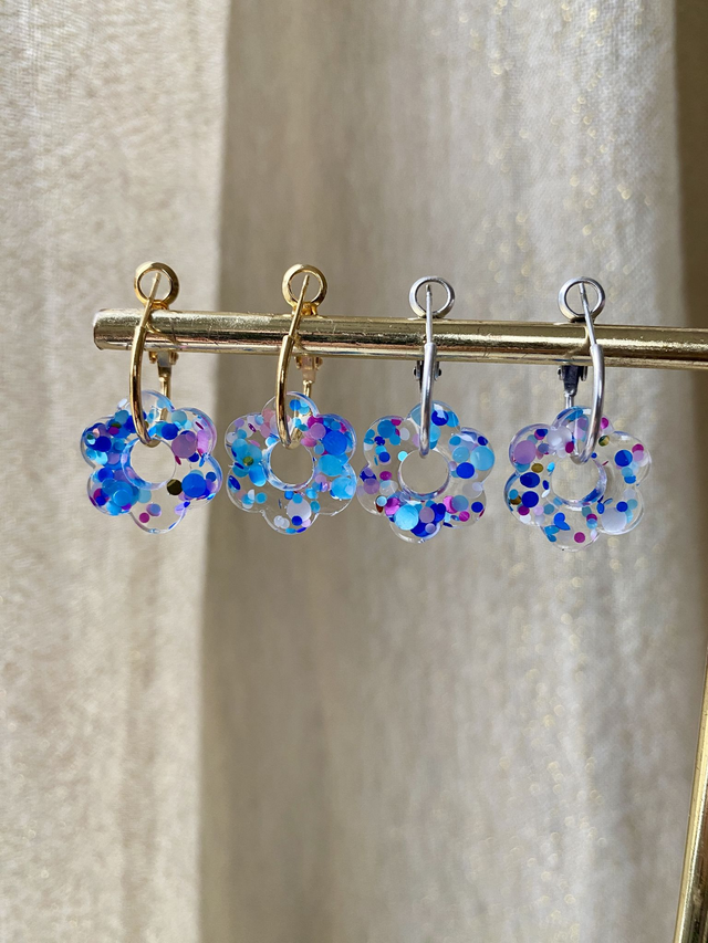 Créoles fleurs - confettis bleu, rose, blanc, or