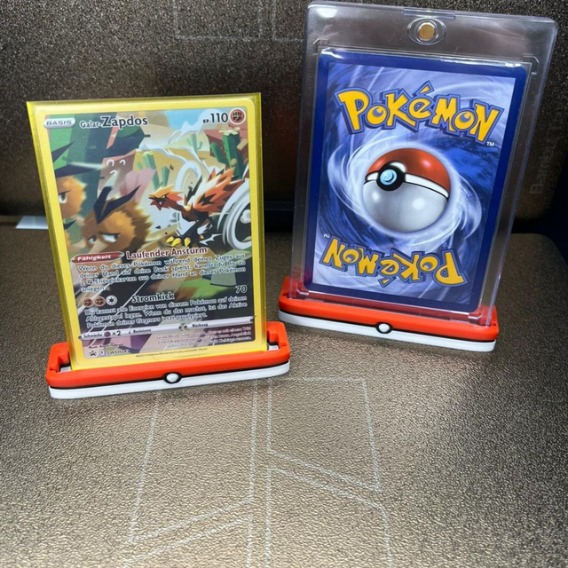 Pokemon Sammelkartenhalter zum Aufstellen