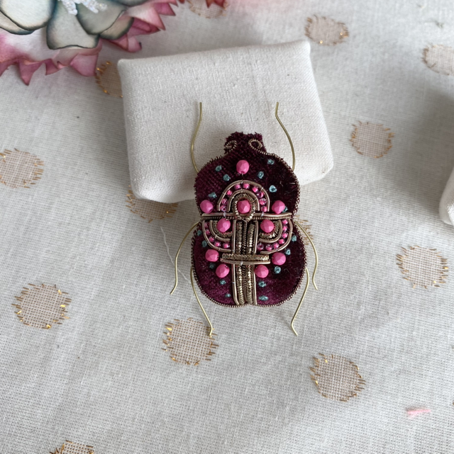 Broche brodée scarabée bordeaux rose