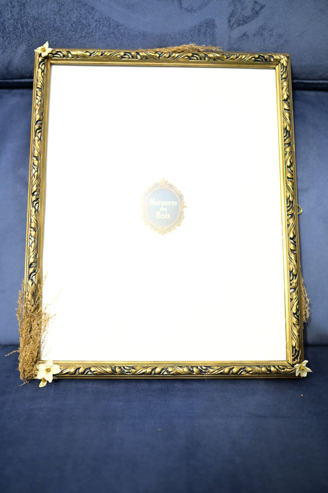 Cadre photo ancien restauré avec fleurs immortalisées 