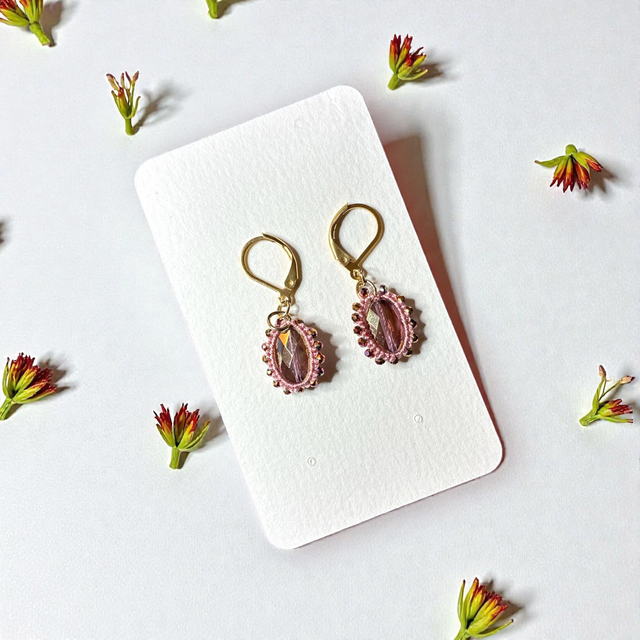 Boucles d'oreilles en dentelle de frivolité et perle en cristal rose antique