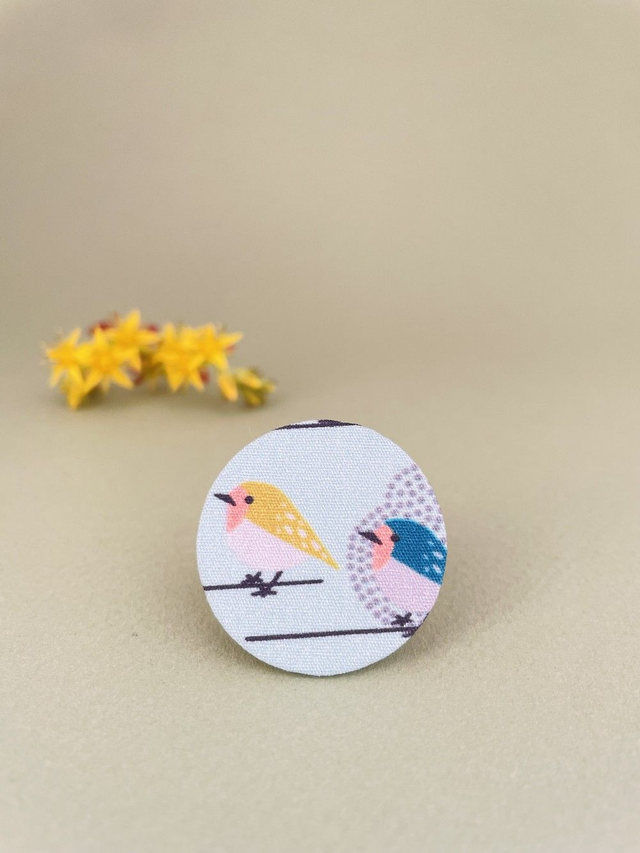 Broche ronde bleue oiseaux en carton et tissu imprimé