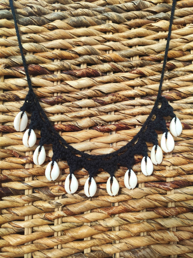 Collier en coton et cauris naturels