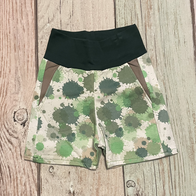 Sommerhose, Größe 104, grün Flecken 