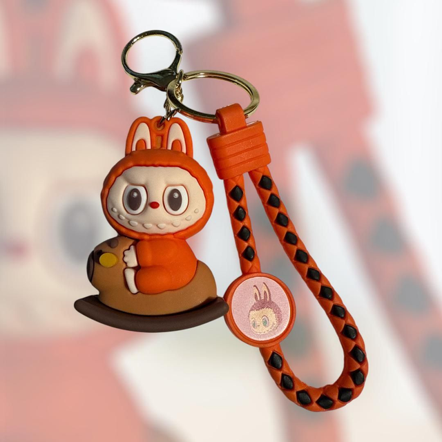 0675 - Labubu - oranje - op hobbelpaard