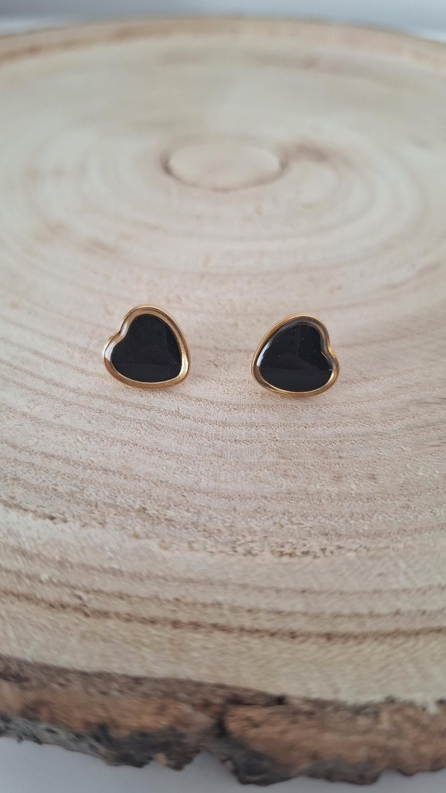 Boucles d&#039;oreilles dorées cœur noir