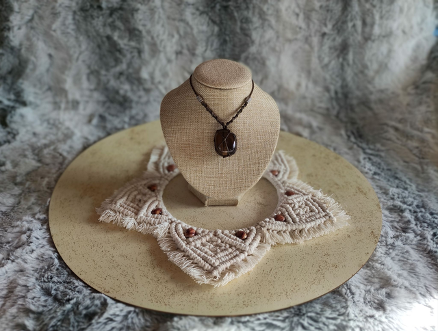 Collier marron kaki avec œil de tigre