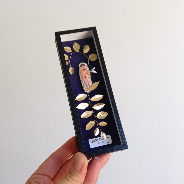 Dame à la plante grimpante