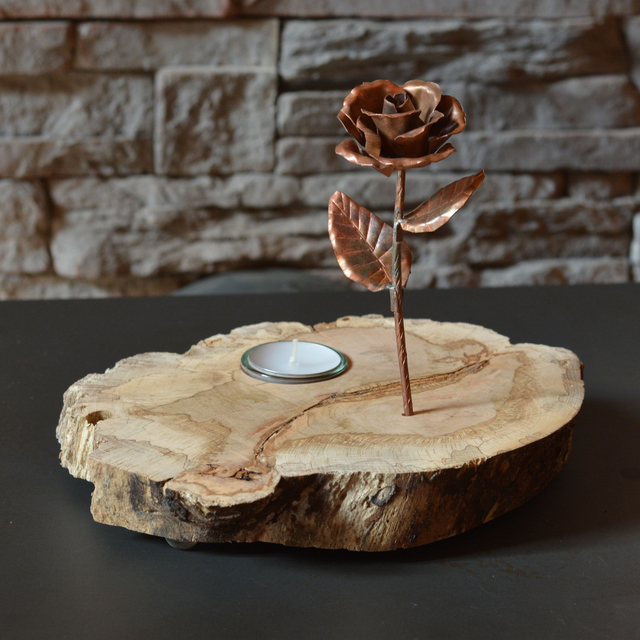 Kupferrose mit Teelichthalter auf Holzscheibe