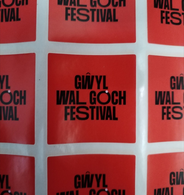 Sticr yr Ŵyl (coch) | Festival sticker (red)