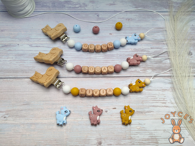 Attache tétine personnalisé perle en forme de biche, thème foret, Couleur au choix (Bleu, Magenta, Moutarde)