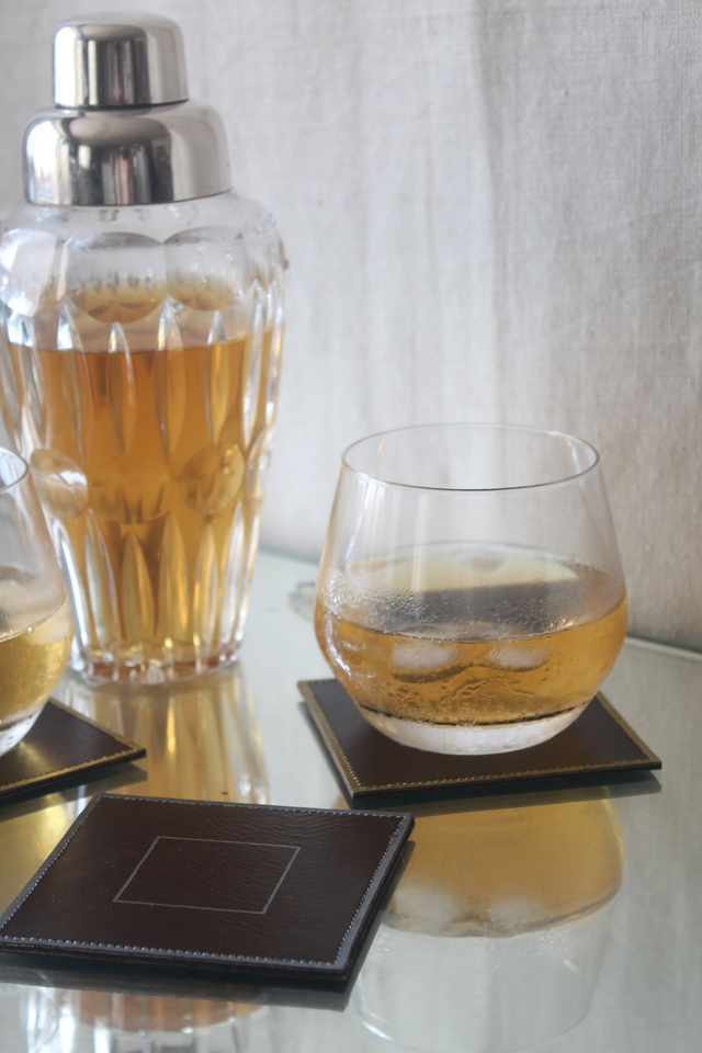 Ensemble de 4 dessous de verre carrés en cuir de vachette blanc et liseré noir