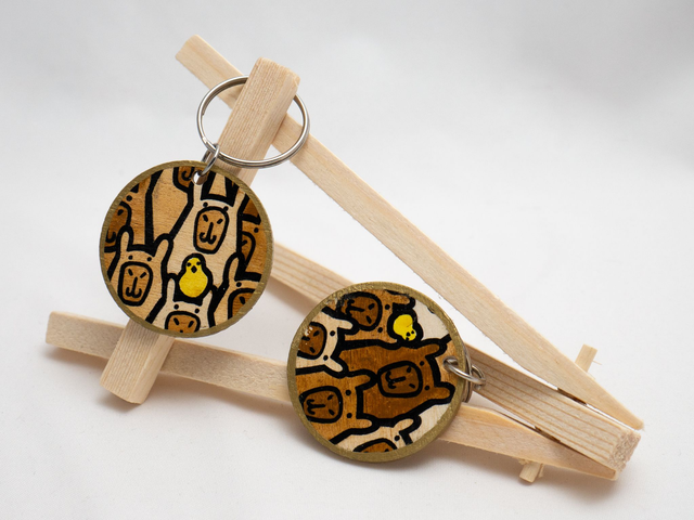 KAPIBARY drewniany breloczek, ręcznie malowany, dwustronny