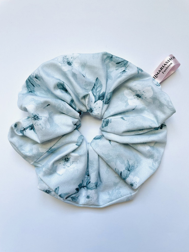Blau blumiger Scrunchie
