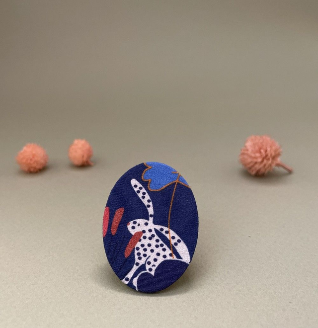 Broche ovale lapin bleu foncé en carton et tissu imprimé 