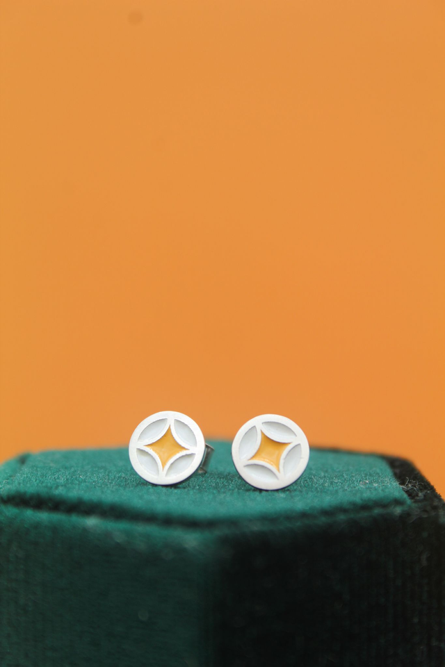 Boucles d'oreille puces émaillées étoile | Jaune & blanc
