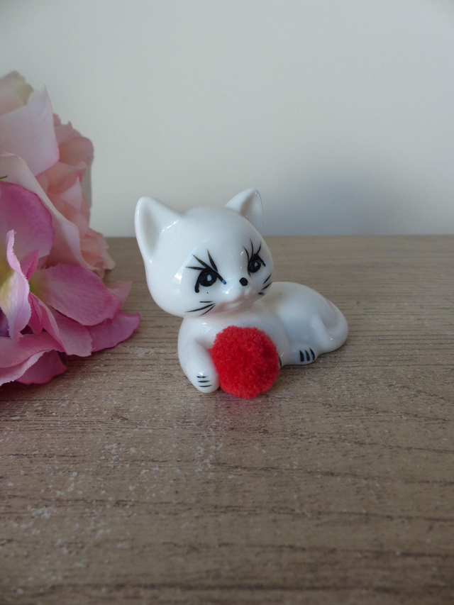 Figurine miniature de chat couché en céramique blanc avec pompon rouge, chat mignon joueur avec balle pom pom rouge, décoration cadeau chat