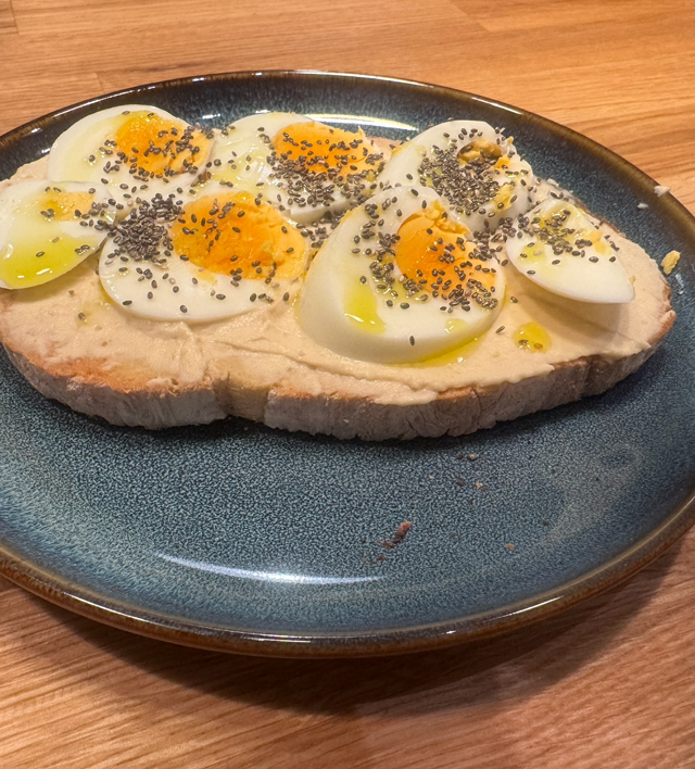 Hummus con semillas de chía y huevo cocido