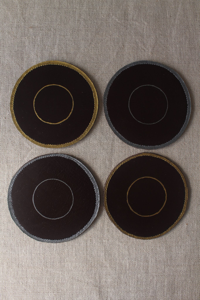 Ensemble de 4 dessous de verre ronds marron chocolat dont 2 liseré argenté et 2 liseré doré