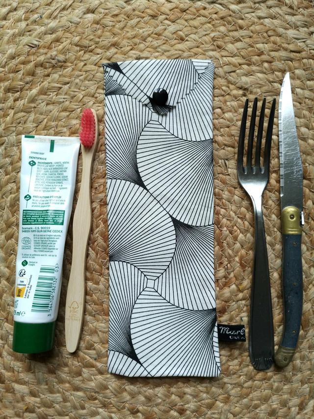 Étui à couverts et ou brosse à dents dentifrice 