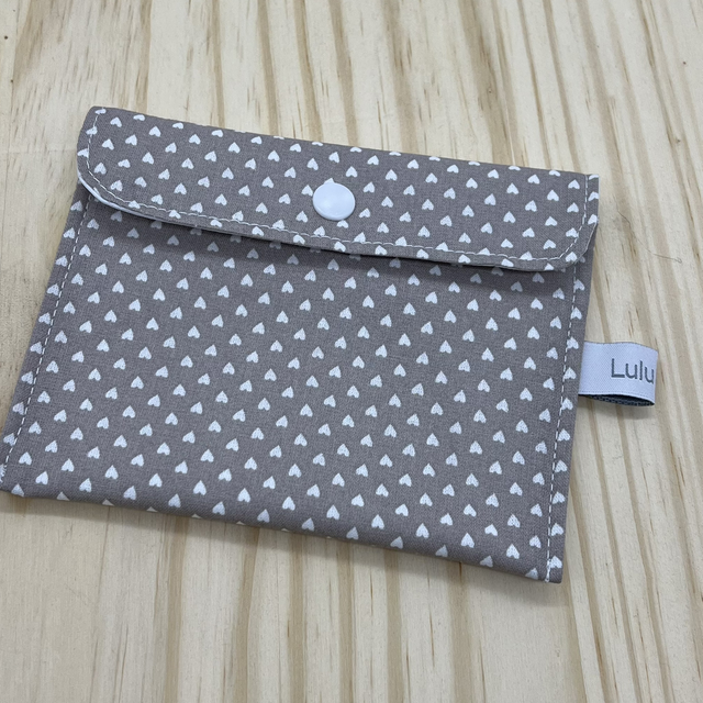 Pochette imperméable petits cœurs taupe 