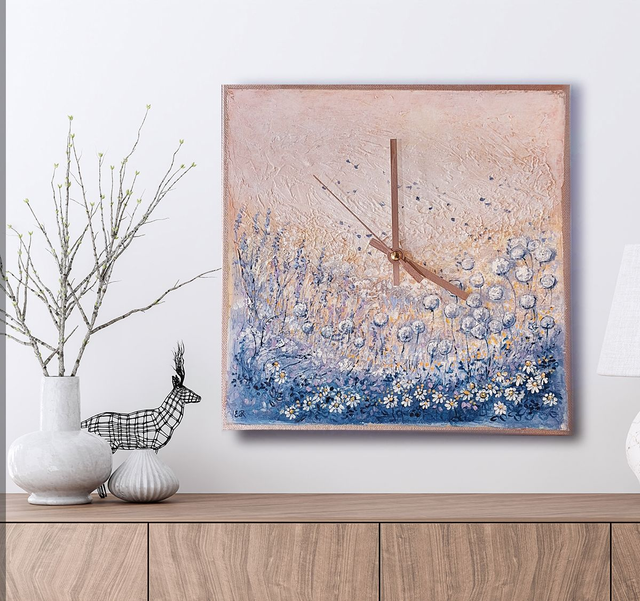 Orologio con prato fiorito