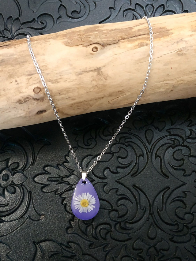 Collier fleur de pâquerette sur fond violet