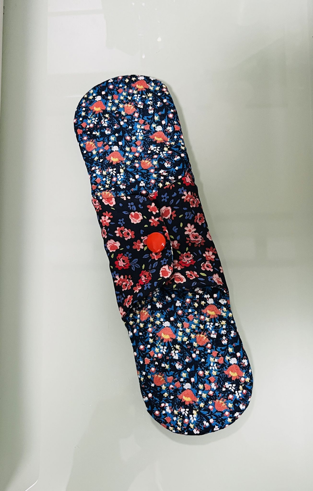 Serviette hygiénique lavable et réutilisable