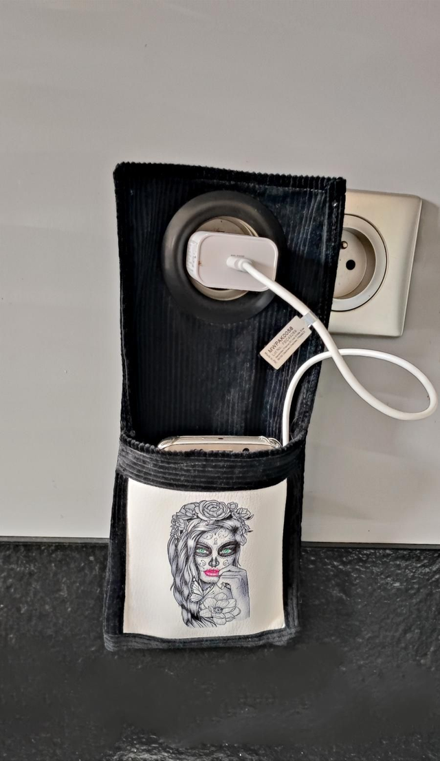 Pochette pour recharger le téléphone 