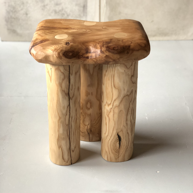 Tabouret épais en châtaignier 