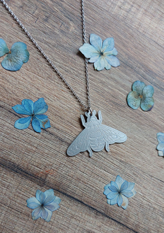 L'abeille charpentière - Collier insecte stellaire en métal gravé