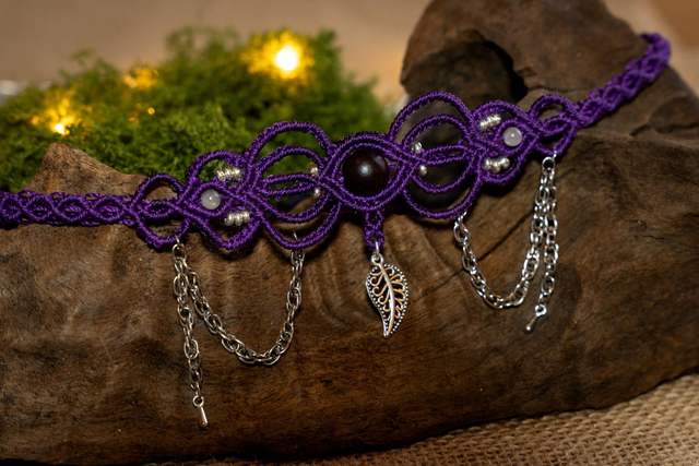 Ras de cou en micro-macramé et perles Bois de Rose et pierre de lune