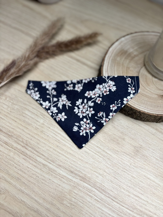 Bandana à glisser pour chiens Azur – Bleu marine fleuri