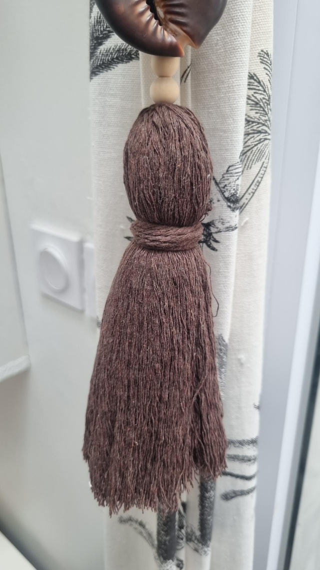 Embrasse coquillage mauritiana pompon marron