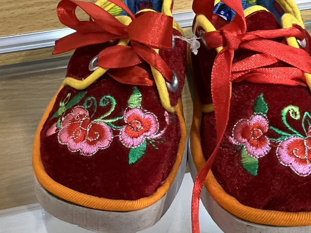 Chausson brodé pour enfant avec lacets aux deux roses. " Fleurs du Dongxian.