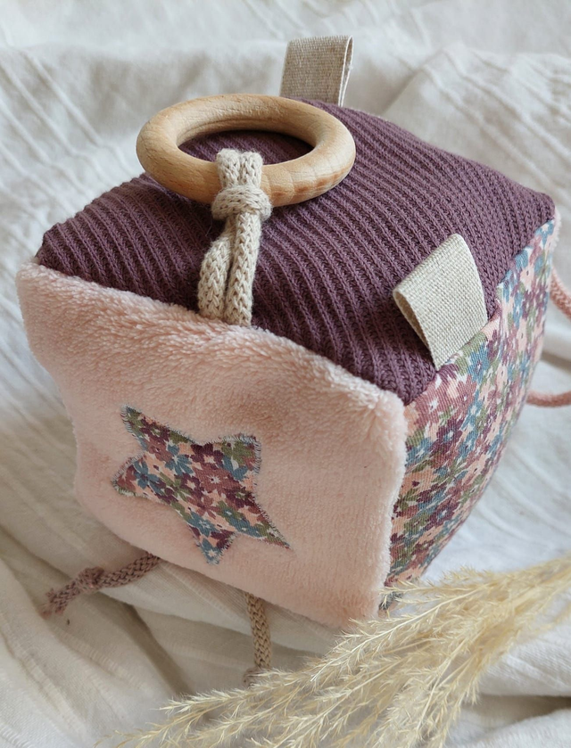 Cube d'éveil fleuri
