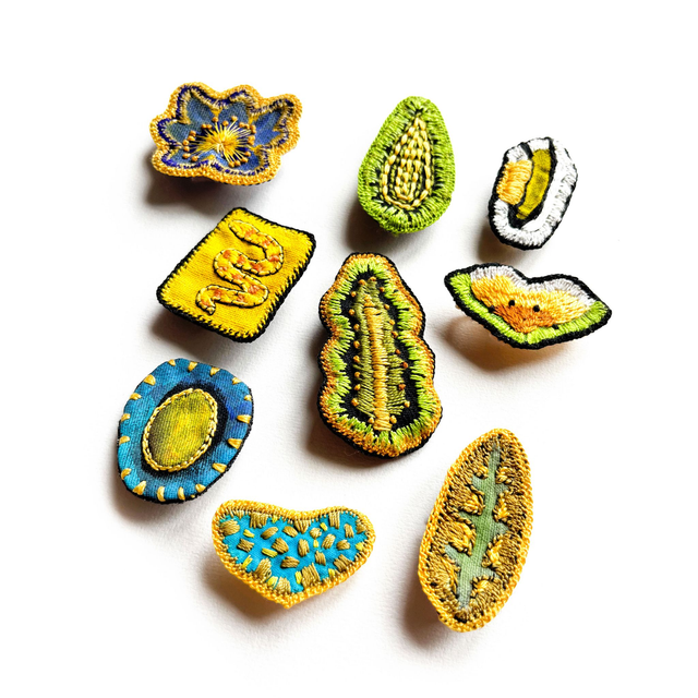 Broches peintes et brodées main (à choisir dans la liste)