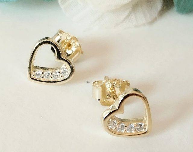 Pendientes en plata 925 de corazón con circonitas y bañado en oro.