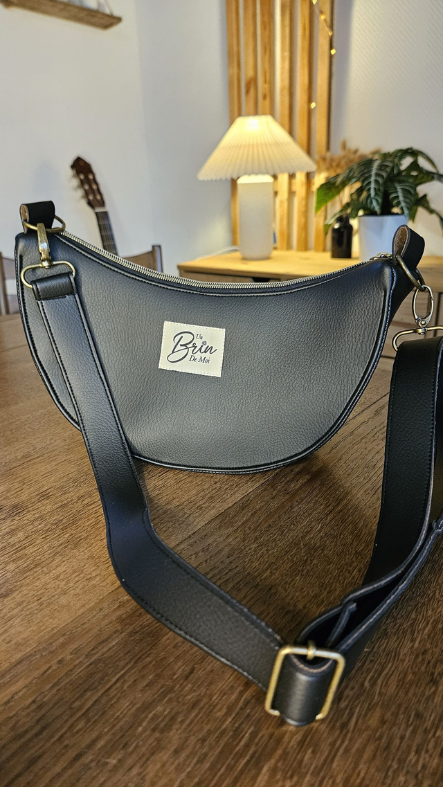 Sac demi lune en simili cuir noir