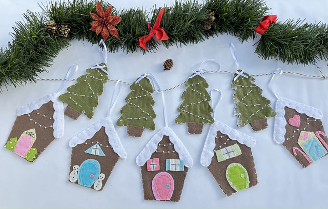 Christmas Cottage Garland (3 Cottages, 2 Trees)