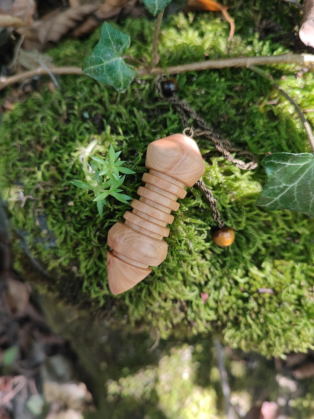 Pendule en Bois de Cerisier, Œil de Tigre et Chaînette en Laiton Vieilli