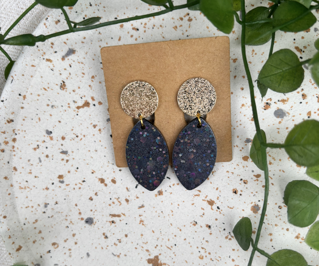 Boucles d’oreilles résine noires à paillettes et dorées
