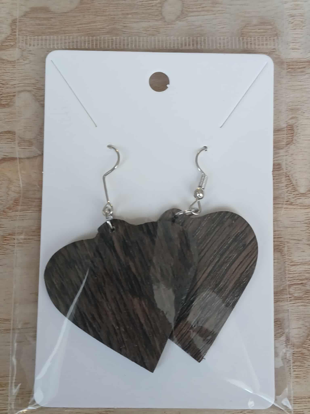 Boucles d’oreilles cœur en chêne des marais – bijou artisanal en bois