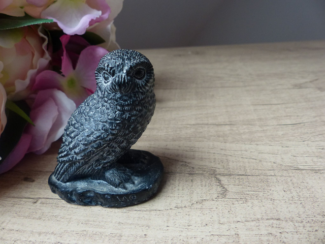 Sculpture Miniature Chouette Noire en Résine – Figurine Vintage du Canada – Objet de Collection pour Amoureux des Oiseaux - Décoration