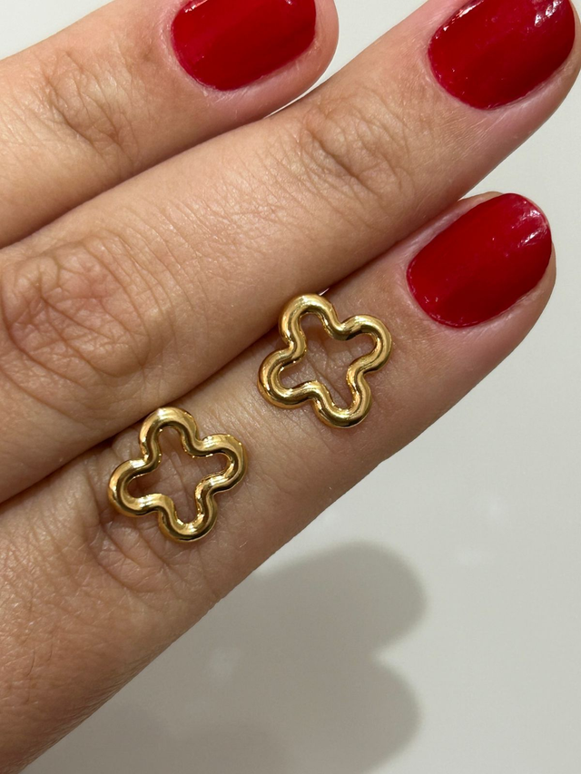 Brinco pino trevo P vazado banhado em ouro 18k