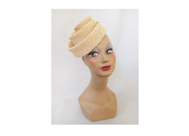 Chapeau invité mariage beige minimaliste turban