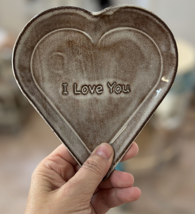 Piattino a cuore marrone