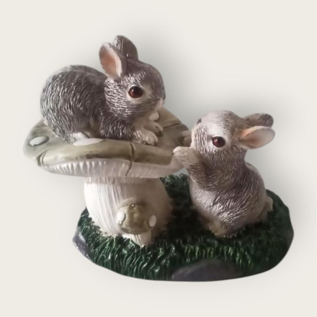 Deux lapins sur un champignon